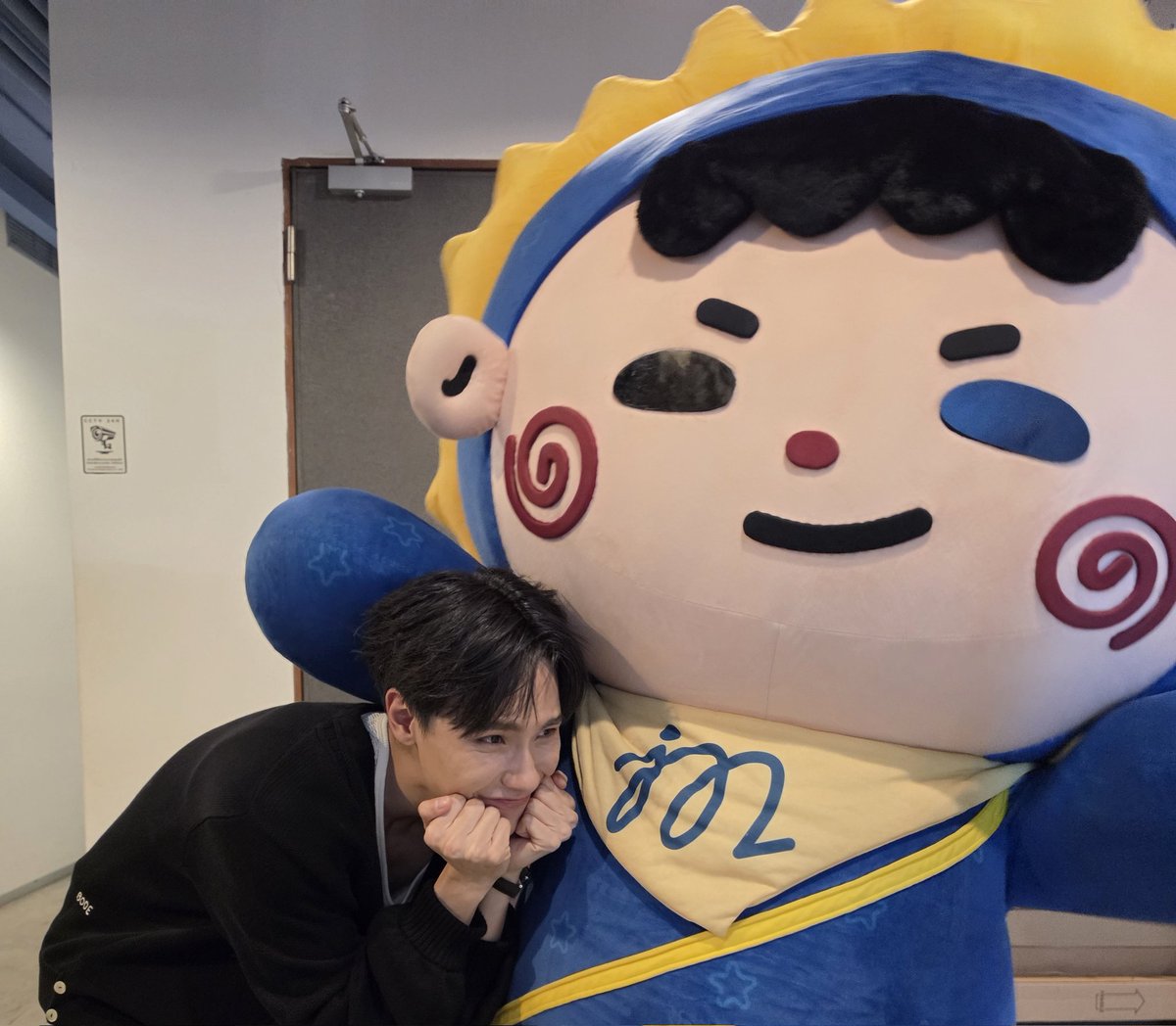 กรี๊ดพี่โม่เค้าให้ถ่ายรูปด้วยแล้ว ลูบหัวหนูด้วย

#MyRomanceScammerEP6