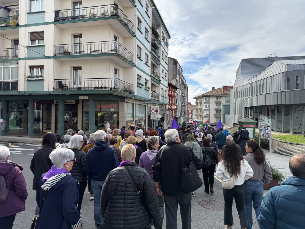🟣 Hoy, #8M las calles de #Andoain se han vuelto a teñir de morado por más igualdad y más feminismo. 

Porque frente a quienes cuestionan derechos, seguimos avanzando juntas y juntos por una sociedad más justa, libre e igualitaria. ✊ 

#ahoramásfeminismoquenunca