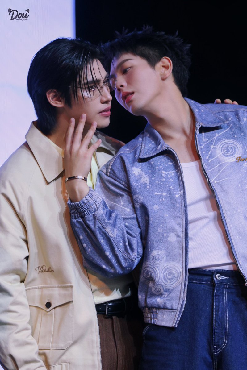 啾啾贴贴搂搂抱抱

UPPOOM MACAO FANMEET
#COLORVERSEUPPOOMFM