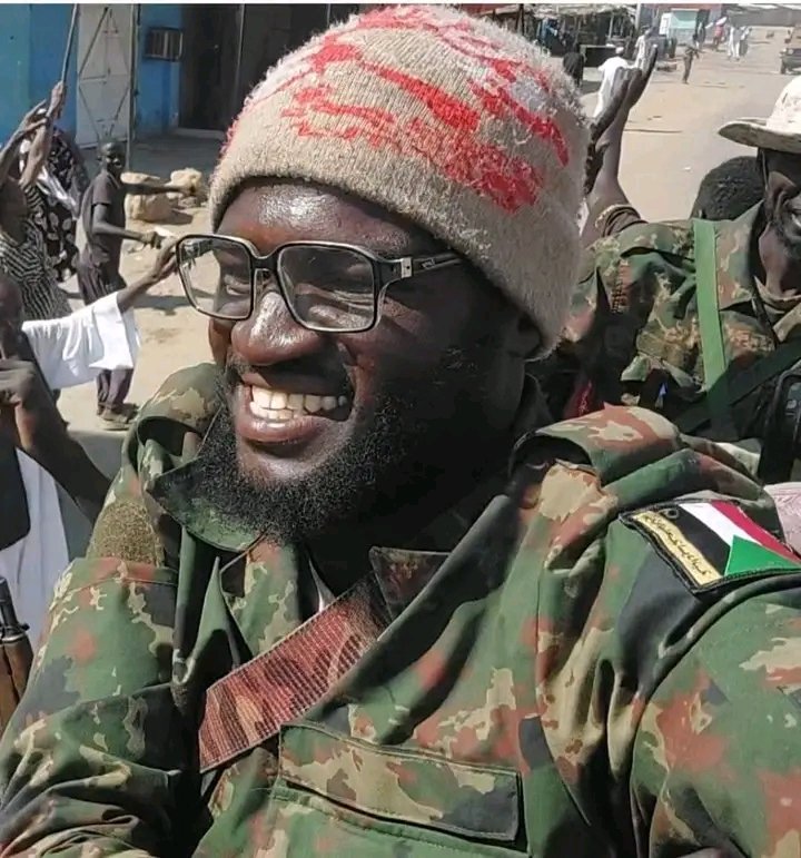 رحم الله الشهيد البطل دقشك الذي ارتقي في معركة بارا ظل الشهيد مرابطا منذ تحرير ام روابه و فك حصار الأبيض و الرهد و جبل كردفان مرورا بمعارك الخوي ١،٢،٣ و ام صميمه ١،٢،٣ و الحمادي و الدبيبات و الدلنج و كادوقلي و اخيرا بارا ربنا يرحمه ويغفر له ويسكنه فسيح جناته و يتقبله شهيدا