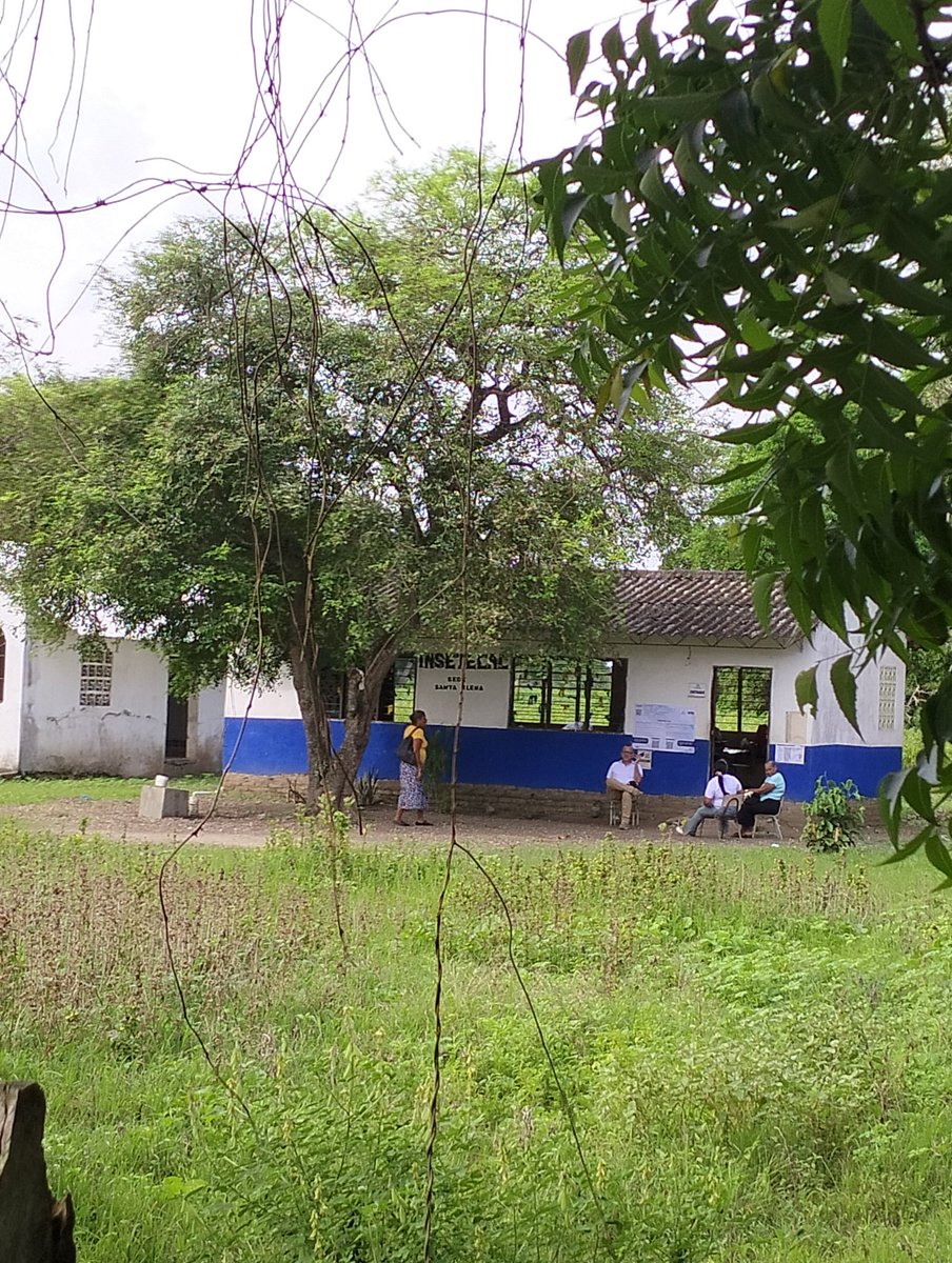 locarno777's tweet photo. Acá en el municipio de Pinillos, vereda Santa Elena, la autoridad brilla por su ausencia, en plenas elecciones y no se ve presencia ni de la policía ni del ejército por ninguna parte @GobDeBolivar @Registraduria https://t.co/o6a3KmBYTe