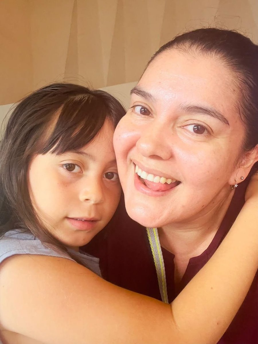 #Instagram <a href="/Jhonofre/">JHON ONOFRE</a> 
• • • • • •
Feliz día, mis amores. A ti, mi esposa, por ser la mujer que elegí para caminar siempre. Y a ti, mi hija, por ser el regalo más grande que la vida me dio. Son mi único y primer amor, hoy y siempre. ¡Las adoro! 🥂🌸