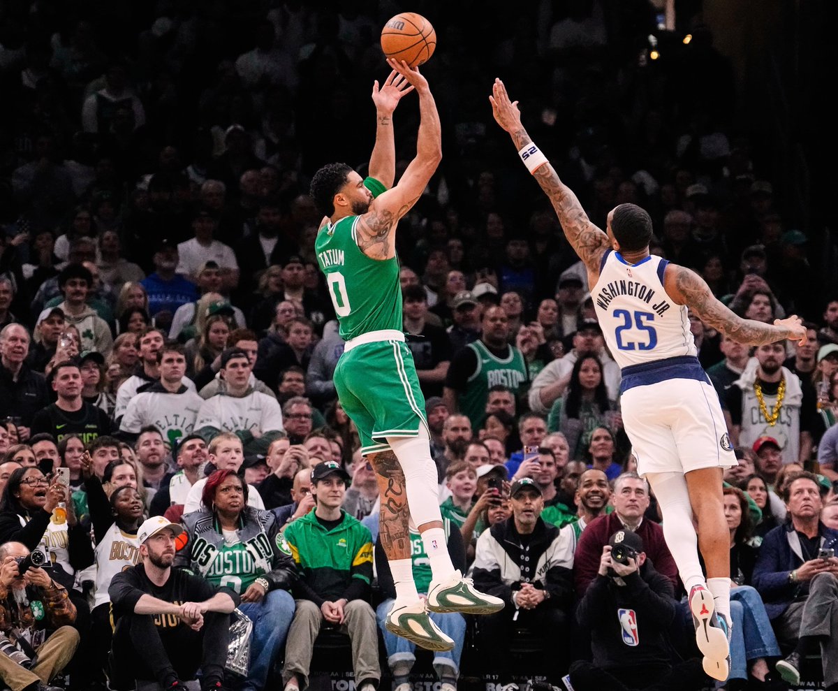 Foto ini menarik banget, alasannya bukan lompatan Tatum atau blok yang coba dilakukan Washington

Hal paling menarik justru tampak dari mata para penonton, ada yang menatap langsung atau merekam lewat gadget/kamera, tapi semuanya fokus ke arah Tatum

Gak ada penonton yang