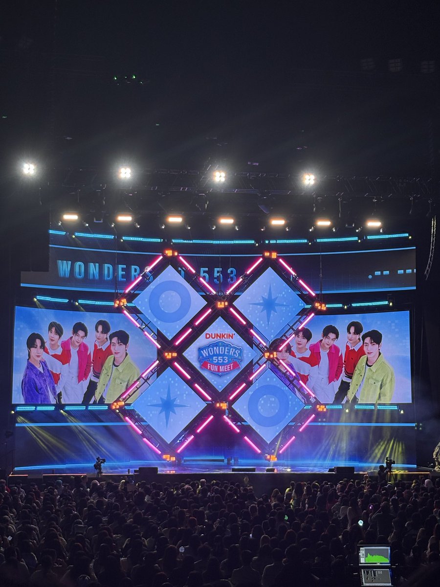 bmjnfairy's tweet photo. let's give a big credit din sa nakaisip talaga ng stage set up, sobrang gandaaa

#DunkinPH_TXT #DunkinPH_WondersAt553 #TOMORROW_X_TOGETHER #TXT https://t.co/zibbZmol5d