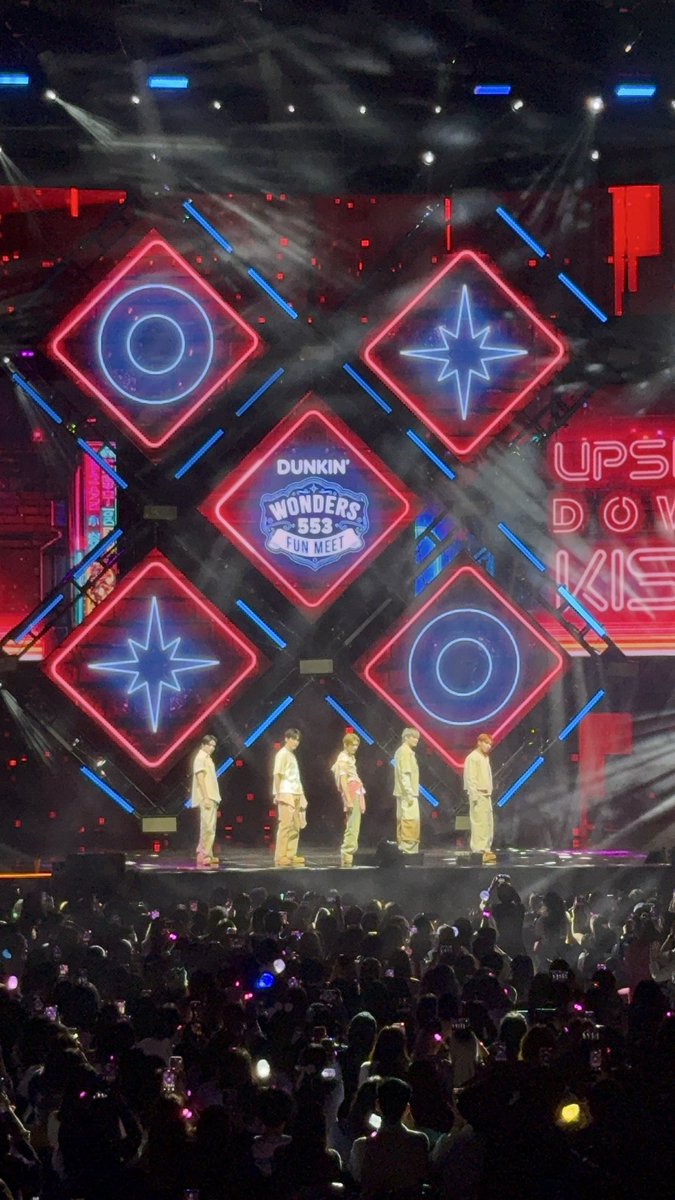 bmjnfairy's tweet photo. let's give a big credit din sa nakaisip talaga ng stage set up, sobrang gandaaa

#DunkinPH_TXT #DunkinPH_WondersAt553 #TOMORROW_X_TOGETHER #TXT https://t.co/zibbZmol5d