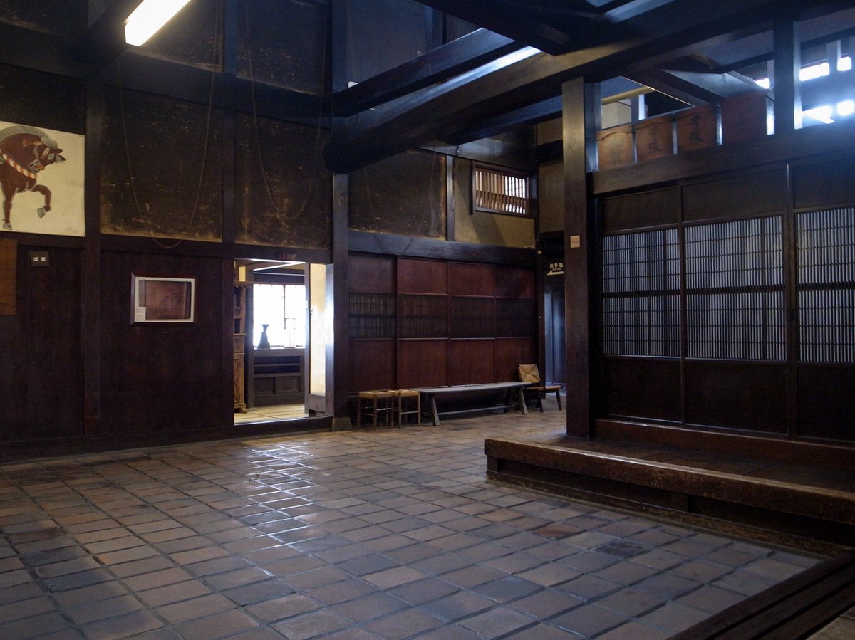 archstudent47's tweet photo. 日下部家住宅

正方形でなく長方形で大振りな露地のタイル、一つ一つ準えるように丁寧にある造作建具、首だけじゃなく身体を動かしながら追いかける牛梁
一人で2時間貸切たのしかった〜 https://t.co/8zgpwMZQrU