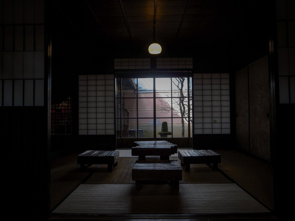 archstudent47's tweet photo. 日下部家住宅

正方形でなく長方形で大振りな露地のタイル、一つ一つ準えるように丁寧にある造作建具、首だけじゃなく身体を動かしながら追いかける牛梁
一人で2時間貸切たのしかった〜 https://t.co/8zgpwMZQrU