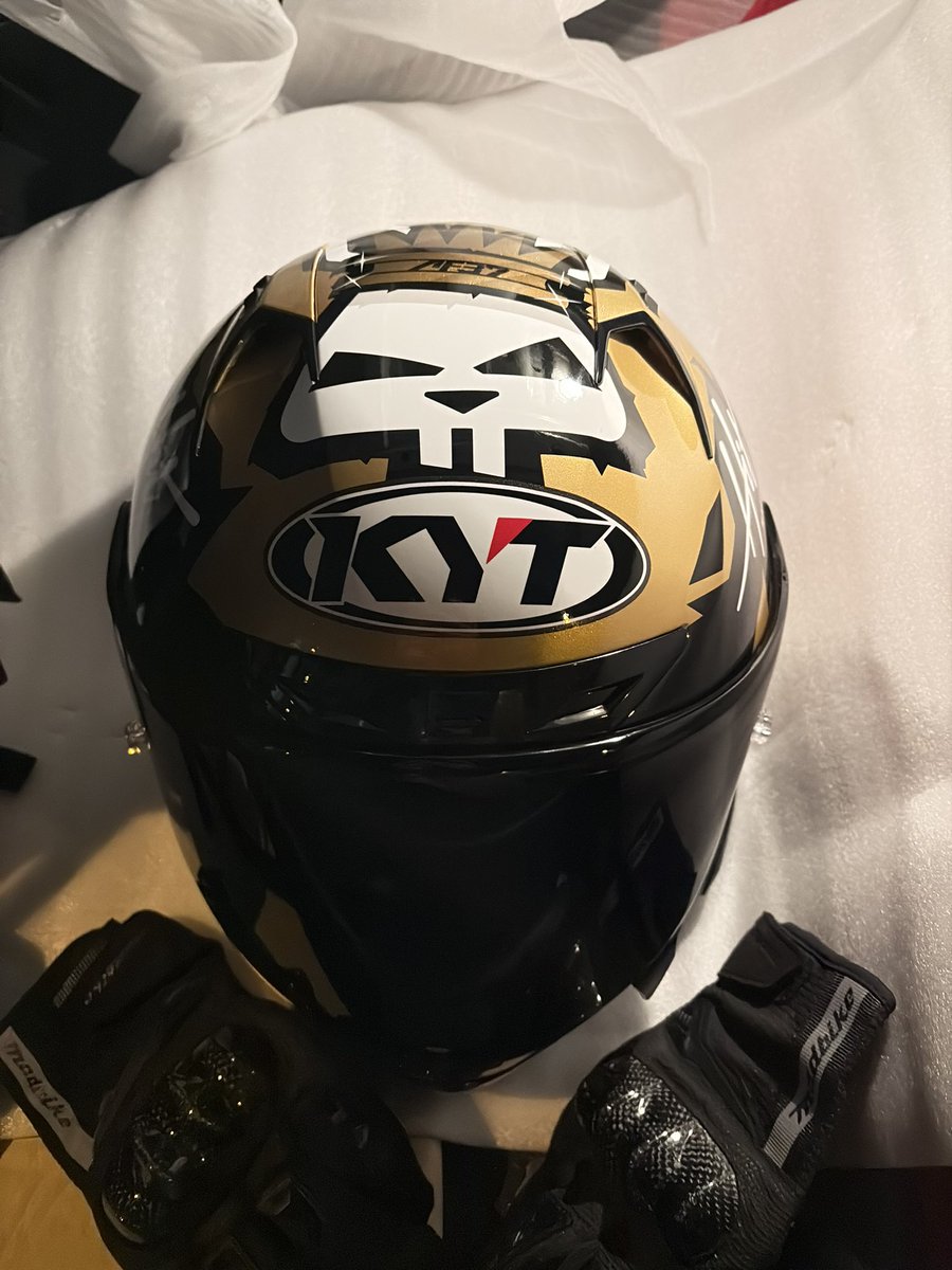 KEItan_san's tweet image. ちなみにヘルメットも変えてる!!
KYT NZ RACE Limited Edition Augusto 22 World Champion Helmet
名前が長ぇ…
つまりカッコいいヘルメットってこと！笑
#KYT #NZRACE