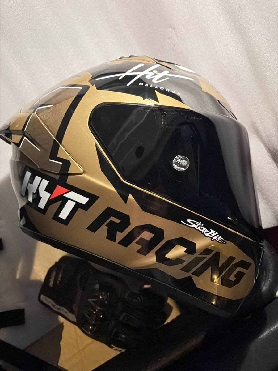 KEItan_san's tweet image. ちなみにヘルメットも変えてる!!
KYT NZ RACE Limited Edition Augusto 22 World Champion Helmet
名前が長ぇ…
つまりカッコいいヘルメットってこと！笑
#KYT #NZRACE