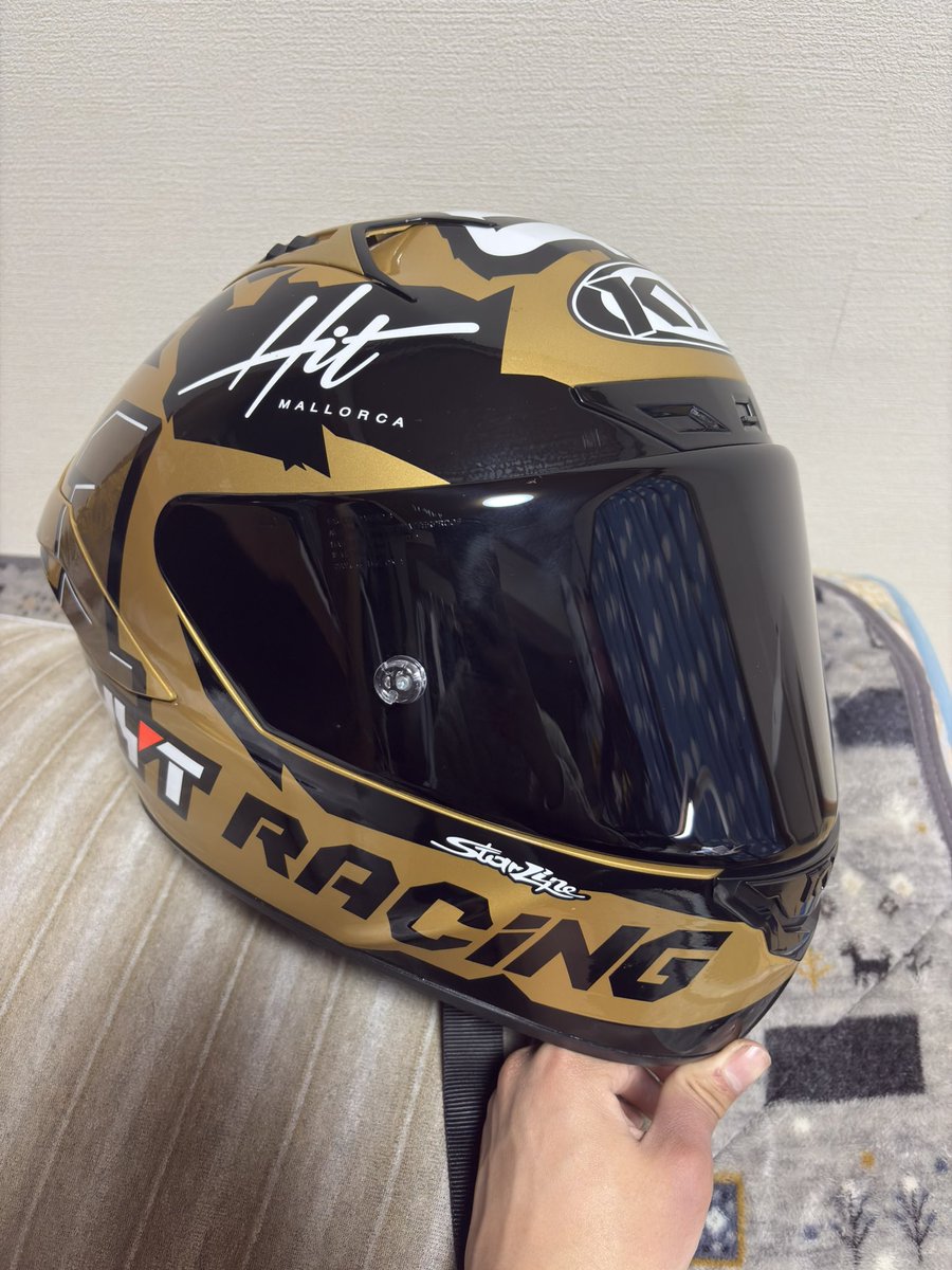 KEItan_san's tweet image. ちなみにヘルメットも変えてる!!
KYT NZ RACE Limited Edition Augusto 22 World Champion Helmet
名前が長ぇ…
つまりカッコいいヘルメットってこと！笑
#KYT #NZRACE