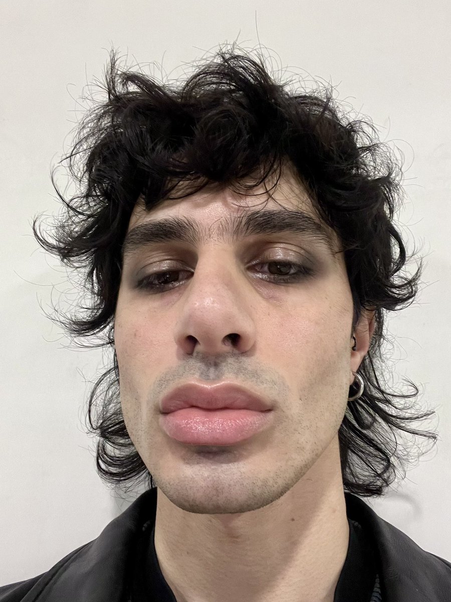 Self-exciting tweet media