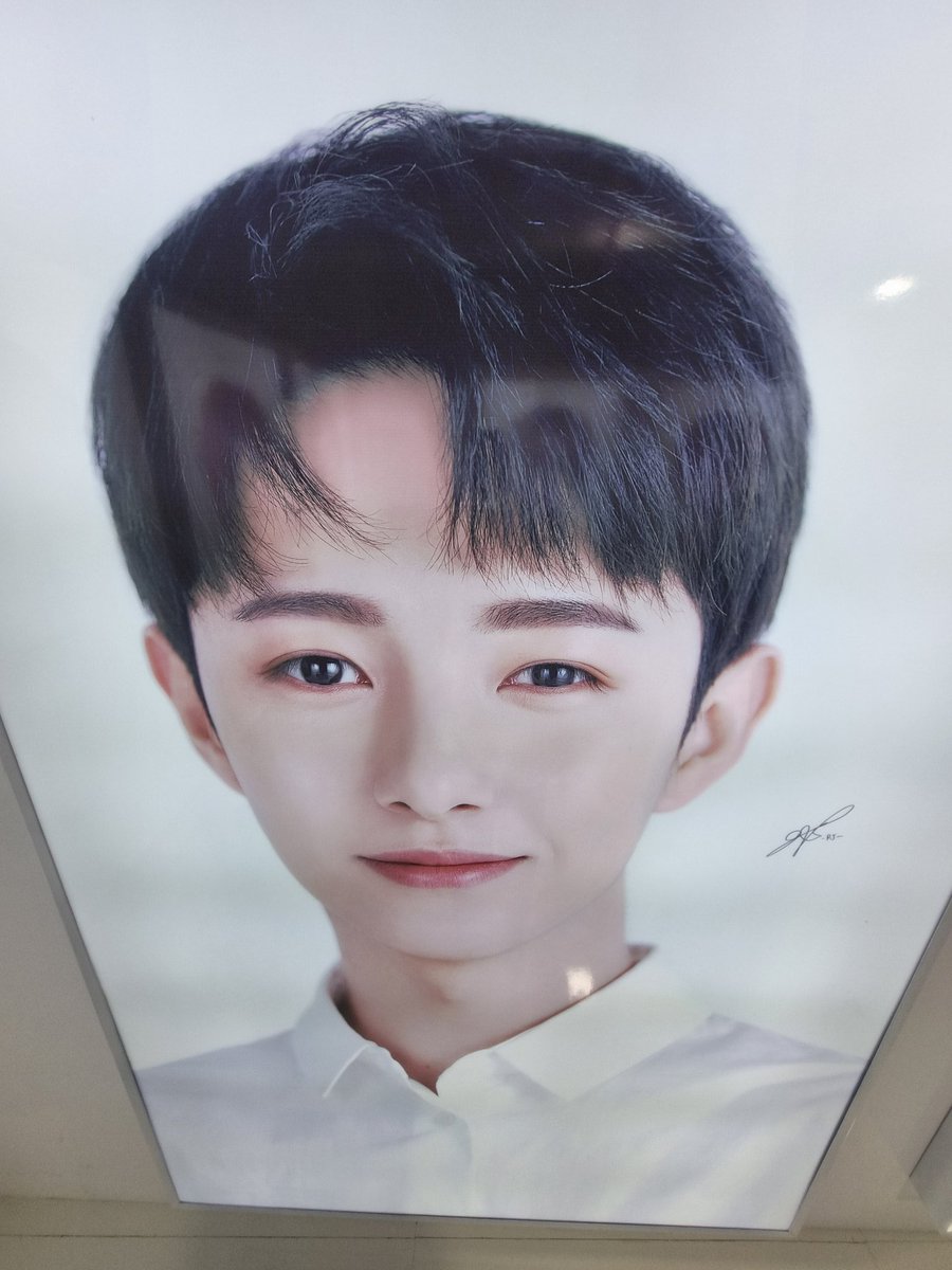 ชอบรูปที่ถ่ายอินจุนมุมสูงแบบนี้มาก หัวโตเบ้อเริ่มเทิ่ม ตากลม น่ารักมากเลยอะ5555555555 มันเขี้ยวว🤏🏻

cr. 3r2j3, unirjs235