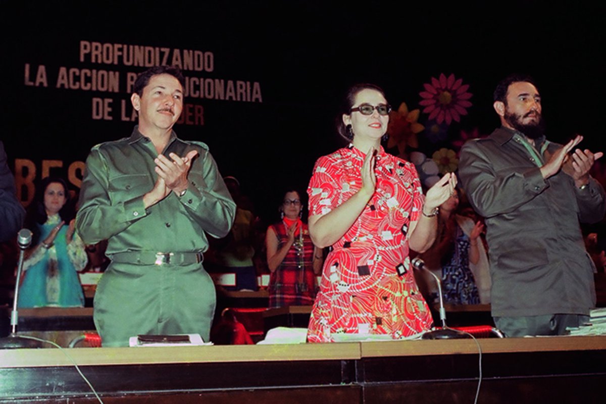 #Fidel: "(...) no se trata de una cuestión política, o de una simple lucha por la igualdad (...), es una necesidad y es un potencial de fuerza extraordinario el que tenemos en la mujer como combatiente para la defensa de la Patria". 

#100AñosConFidel