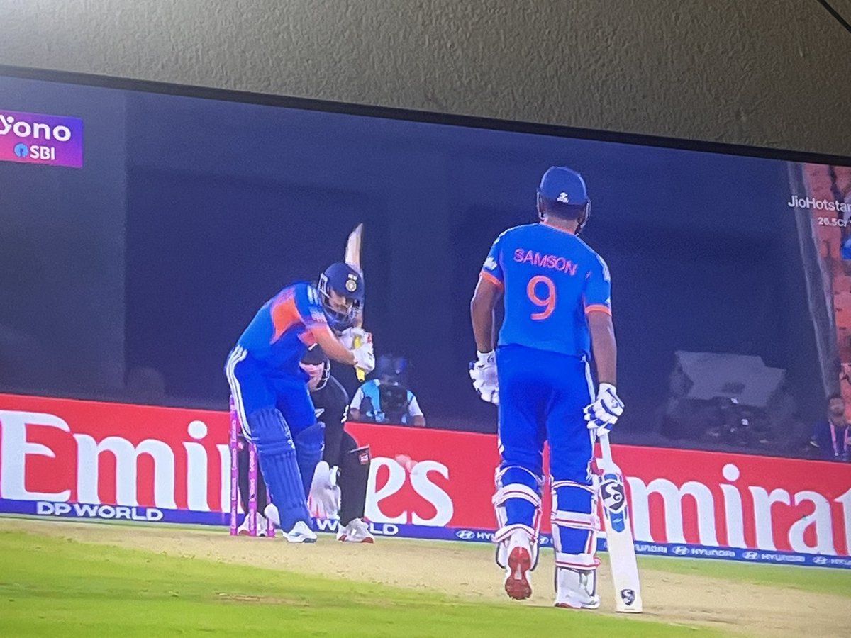 इस वर्ल्ड कप में भारतीय टीम के मेरे दो पसंदीदा खिलाड़ी संजू और ईशान ही हैं। दोनों मैदान में है। 
दोनों के पास अटैकिंग स्किल भी है और टेक्नीक भी अच्छी है क्लास है।
लपेटा बल्लेबाजों के मुकाबले मुझे ऐसे बल्लेबाजी देखना पसंद है। उम्मीद है दोनों आज कमाल करेंगे।
#INDvsNZ