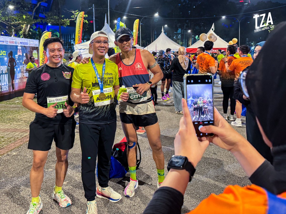 tzafrul_aziz's tweet image. Berlari malam tadi… bukan seorang.

Padang Merbok jadi lautan manusia. Ribuan turun untuk KL City Night Run. Saya pun join sekali kategori 10KM.

Bulan Ramadan, tapi semangat pelari tetap padu. Memang luar biasa suasana malam tadi di KL.

#TZA #GayaHidupSihat #RoadTo42KM