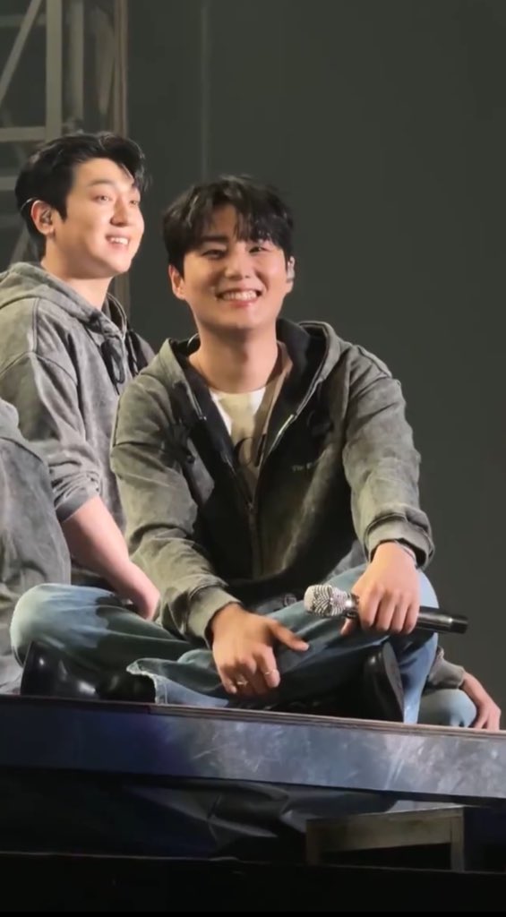 형이 머리 자르고 부터 연반곰영이니 뭐니 했지만 확실히 너가 동생은 동생이구나