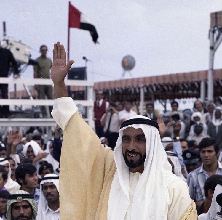 يرحم كف بانيها                               وتسلم كف حاميها
