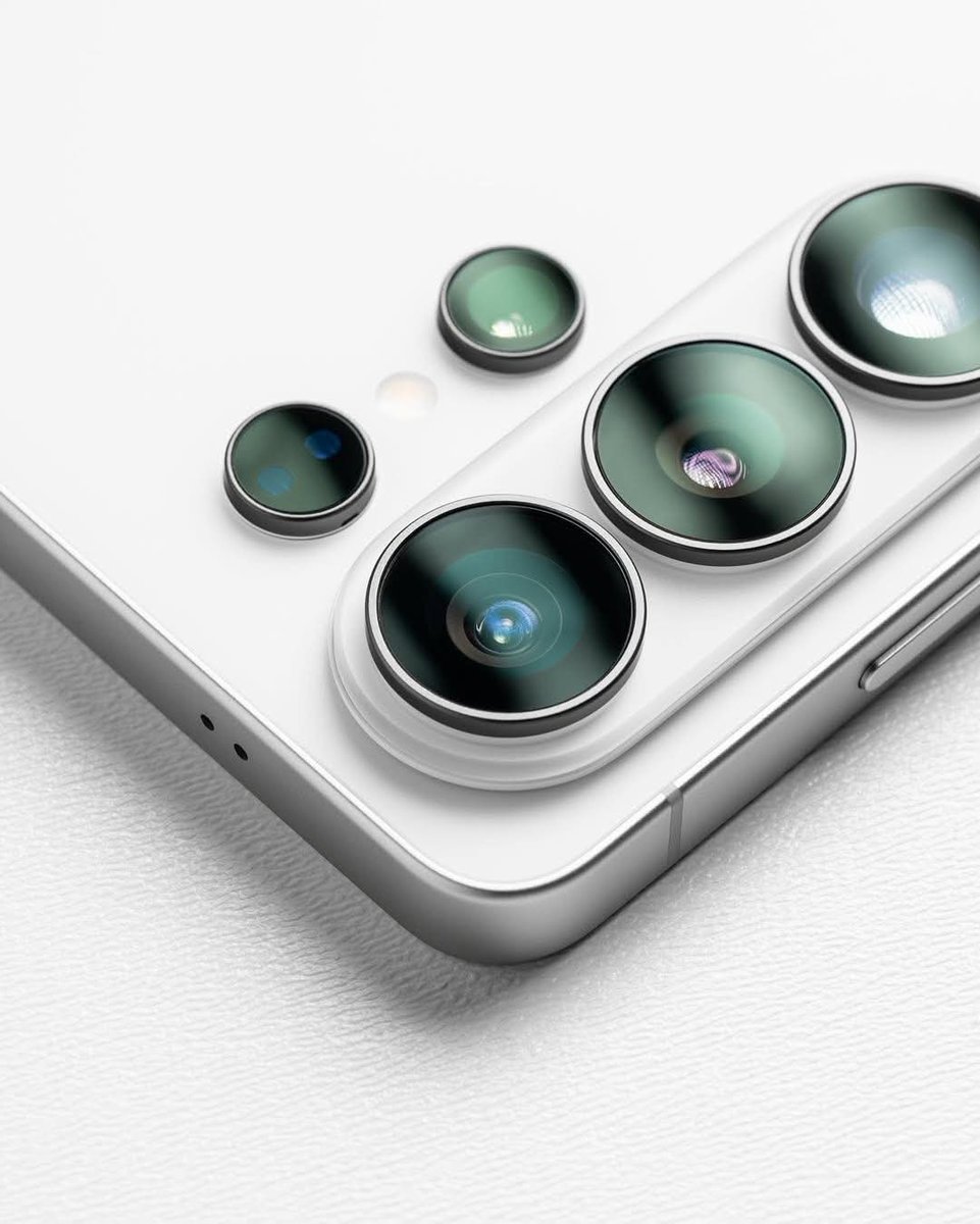 QuickTechGambia's tweet photo. The future is almost here. 👀🔥

The next Galaxy S26 Ultra is coming soon — bigger power, bolder design, next-level innovation.

Are you ready for the upgrade? 🚀📱

#GalaxyS26Ultra #SamsungGalaxy #ComingSoon #NextGenTech #AndroidFlagship https://t.co/HLQrDOxOeD