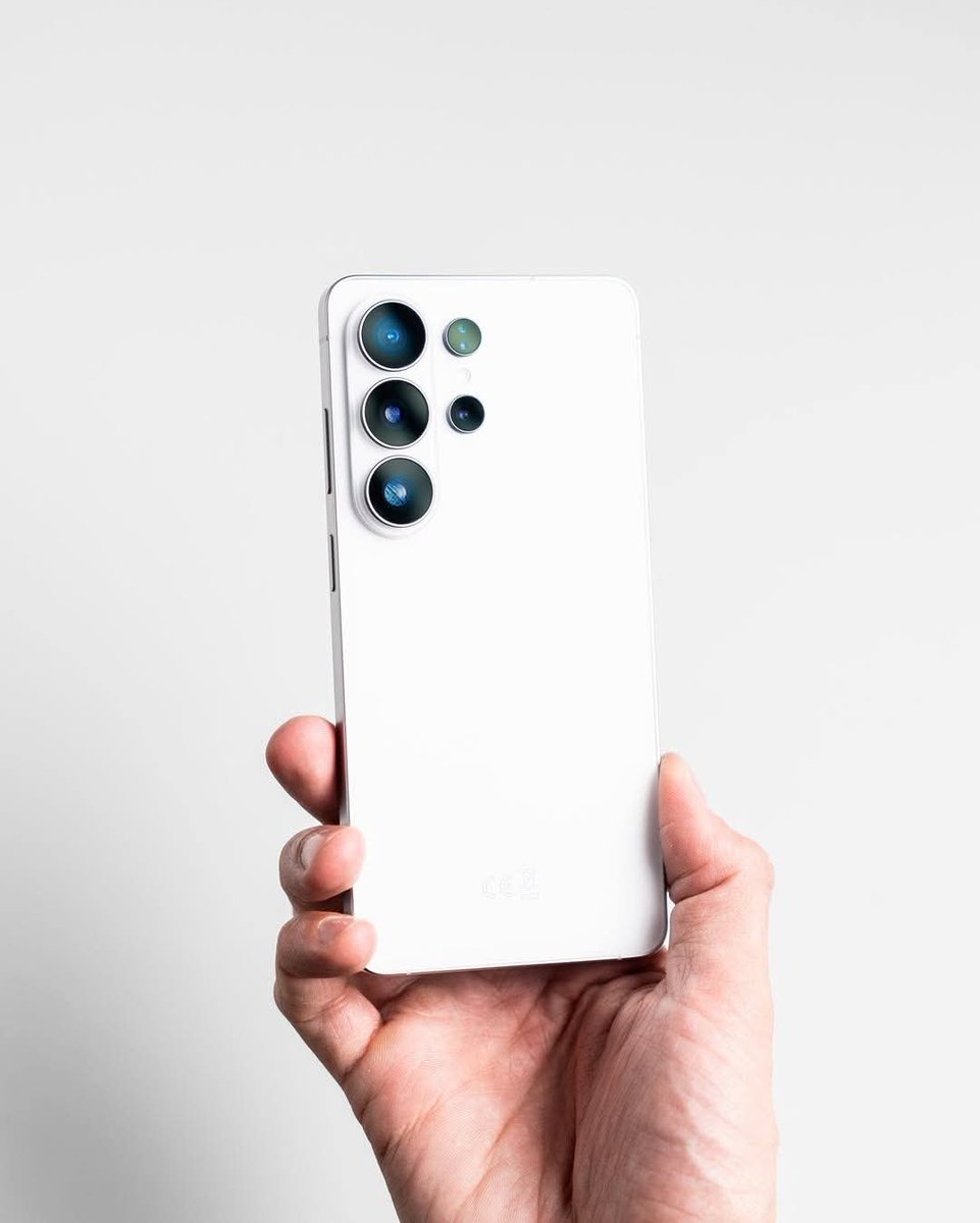 QuickTechGambia's tweet photo. The future is almost here. 👀🔥

The next Galaxy S26 Ultra is coming soon — bigger power, bolder design, next-level innovation.

Are you ready for the upgrade? 🚀📱

#GalaxyS26Ultra #SamsungGalaxy #ComingSoon #NextGenTech #AndroidFlagship https://t.co/HLQrDOxOeD