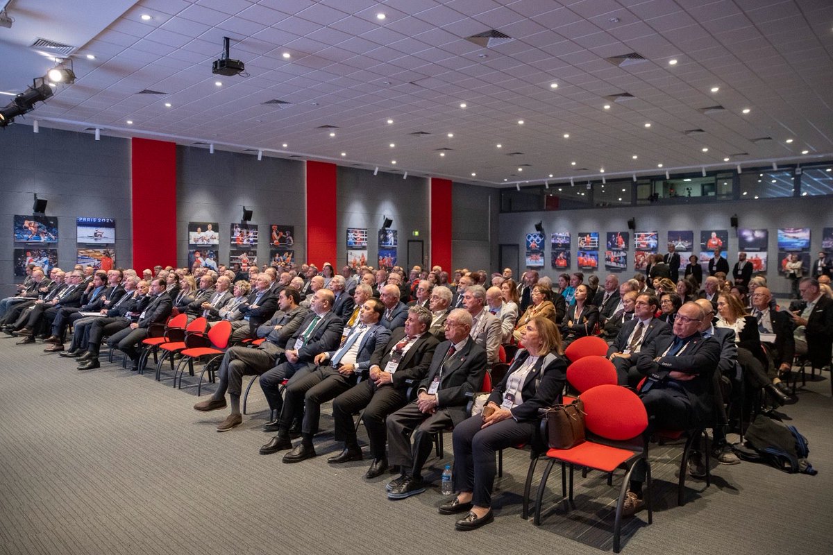 TMOK_Olimpiyat's tweet photo. SM:
TMOK 2025 yılı Olağan Mali Genel Kurul Toplantısı, 8 Mart 2026 tarihinde Olimpiyatevi'nde düzenlendi.
Saygı duruşu ve İstiklal Marşımızın okunmasıyla başlayan Genel Kurul’da Türk sporuna ve Olimpik Harekete katkıları olan vefat etmiş TMOK Üyeleri de anıldı.
TMOK Başkanı Ahmet Gülüm, 8 Mart Dünya Kadınlar Günü’nü kutlayarak başladığı konuşmasında 2025 yılı faaliyetlerine değinerek “Dünyadaki en iyi Milli Olimpiyat Komitesi olma hedefiyle çalışmalara başladık” dedi.
TMOK Yönetim Kurulu 2025 faaliyetleri sunumu ve Denetleme Kurulu raporları sonrasında TMOK Yönetim ve Denetim Kurulları oy çokluğu ile ibra edildi. Genel Kurul, TMOK Başkanı Ahmet Gülüm’ün kapanış konuşmasıyla sona erdi.
Gülüm, kapanış konuşmasında gelecek dönem başkan adayı olmayacağını açıklarken, Yönetim Kurulu Üyelerine ve çalışma arkadaşlarına teşekkür etti.