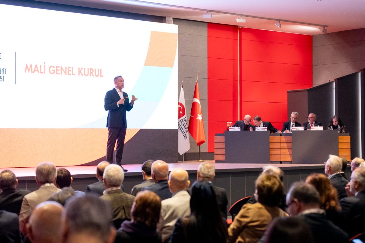 TMOK_Olimpiyat's tweet photo. SM:
TMOK 2025 yılı Olağan Mali Genel Kurul Toplantısı, 8 Mart 2026 tarihinde Olimpiyatevi'nde düzenlendi.
Saygı duruşu ve İstiklal Marşımızın okunmasıyla başlayan Genel Kurul’da Türk sporuna ve Olimpik Harekete katkıları olan vefat etmiş TMOK Üyeleri de anıldı.
TMOK Başkanı Ahmet Gülüm, 8 Mart Dünya Kadınlar Günü’nü kutlayarak başladığı konuşmasında 2025 yılı faaliyetlerine değinerek “Dünyadaki en iyi Milli Olimpiyat Komitesi olma hedefiyle çalışmalara başladık” dedi.
TMOK Yönetim Kurulu 2025 faaliyetleri sunumu ve Denetleme Kurulu raporları sonrasında TMOK Yönetim ve Denetim Kurulları oy çokluğu ile ibra edildi. Genel Kurul, TMOK Başkanı Ahmet Gülüm’ün kapanış konuşmasıyla sona erdi.
Gülüm, kapanış konuşmasında gelecek dönem başkan adayı olmayacağını açıklarken, Yönetim Kurulu Üyelerine ve çalışma arkadaşlarına teşekkür etti.