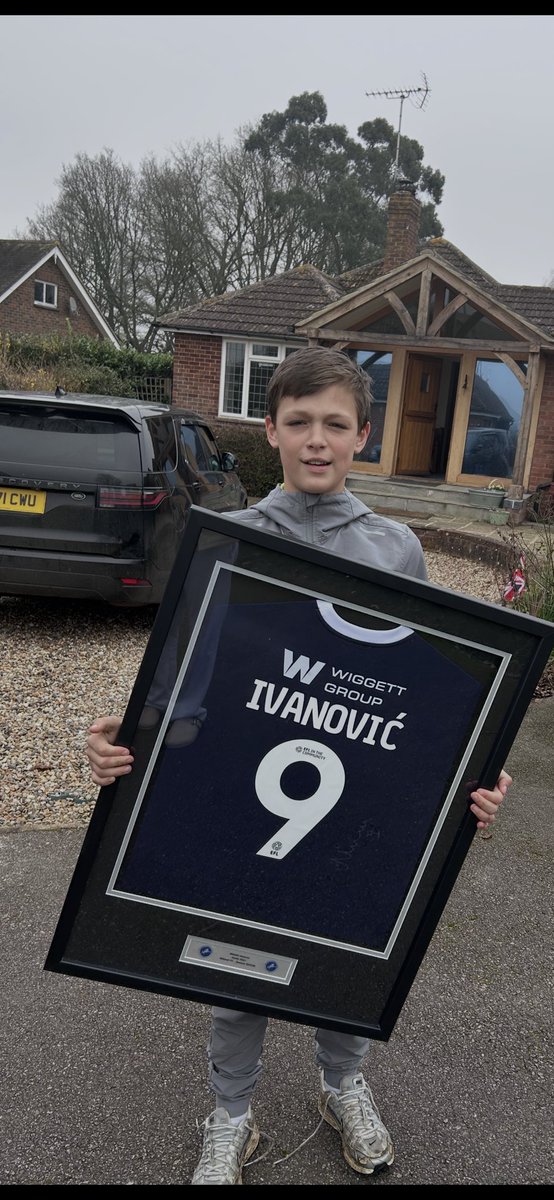 northernburd's tweet photo. Received an incredible gift today and Charlie’s very very grateful @SarahBudge3 🙏 it’s now in very safe hands and a new prize possession 🦁 ⚽️ #believe #alwaysalion #millwallfc #notputitdownyet https://t.co/sINymu30xS