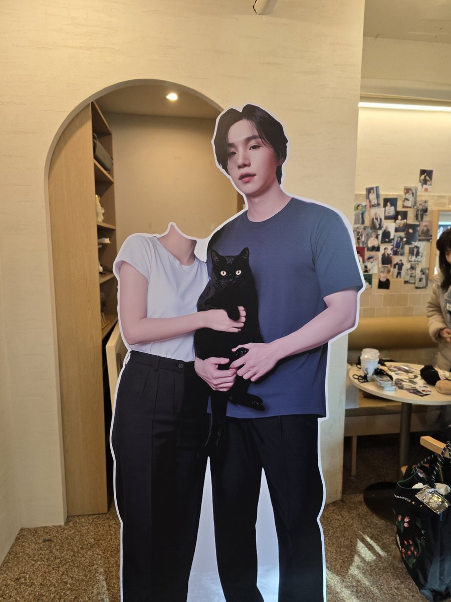 #탕이아빠생축
#HBD_to_our_black_kitty #Happy_black_kitty_day

오랫만에 생카다녀왔다♡
아~ 조타조타~ 예전처럼 이곳 저곳 막 다니는게 아니 한곳에 진득하게 있는건 또 오랫만이라 덕질 드릉드릉 시작하는 기분♡
3층은 자리가없어서 구경만하고 럭드하고 1층에서 수다수다~ 조쿠나~