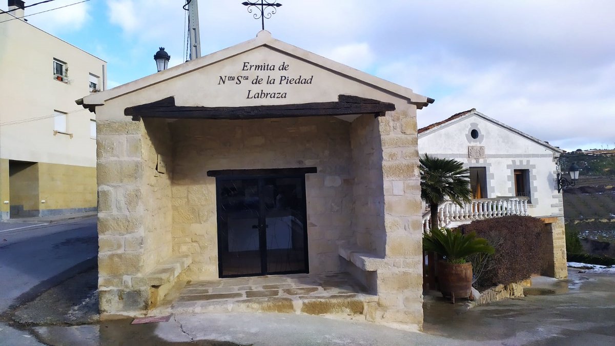 PatrimonioAlava's tweet photo. #Labraza. Cerca de la muralla norte, junto al nevero, se encuentra la ermita de NS de la #Piedad. #Álava
Foto: @acoaake https://t.co/BnnE9IDx3g