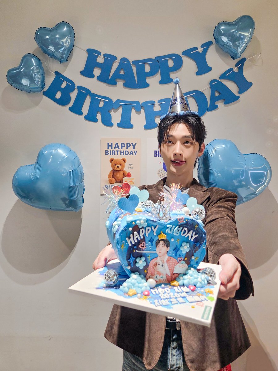 Official_YJS_'s tweet photo. [📸] 

260308 @ 천둥구름 비바람 FANMEETING in SEOUL

매일이 생일 같은 하루이길 바라지만 
오늘은 특히 더 행복하길 ( ៸៸ › ⩊ ‹ ៸៸)♡

선물 같은 천구비 팬분들과의 만남!
함께해 주셔서 감사합니다🤍

#윤지성 #YOONJISUNG
#HBD #HAPPYJISUNGDAY
#천둥구름비바람 #ThundercloudRainstorm https://t.co/ymeckOKBnl