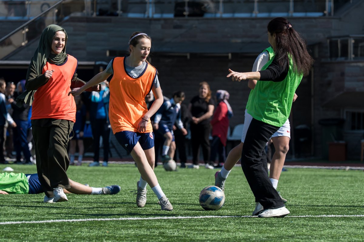 Gazi Üniversitesi'nin 8 Mart Dünya Kadınlar Günü için organize ettiği etkinlikte anneler ve kızları futbol sahasına çıktılar ⚽️