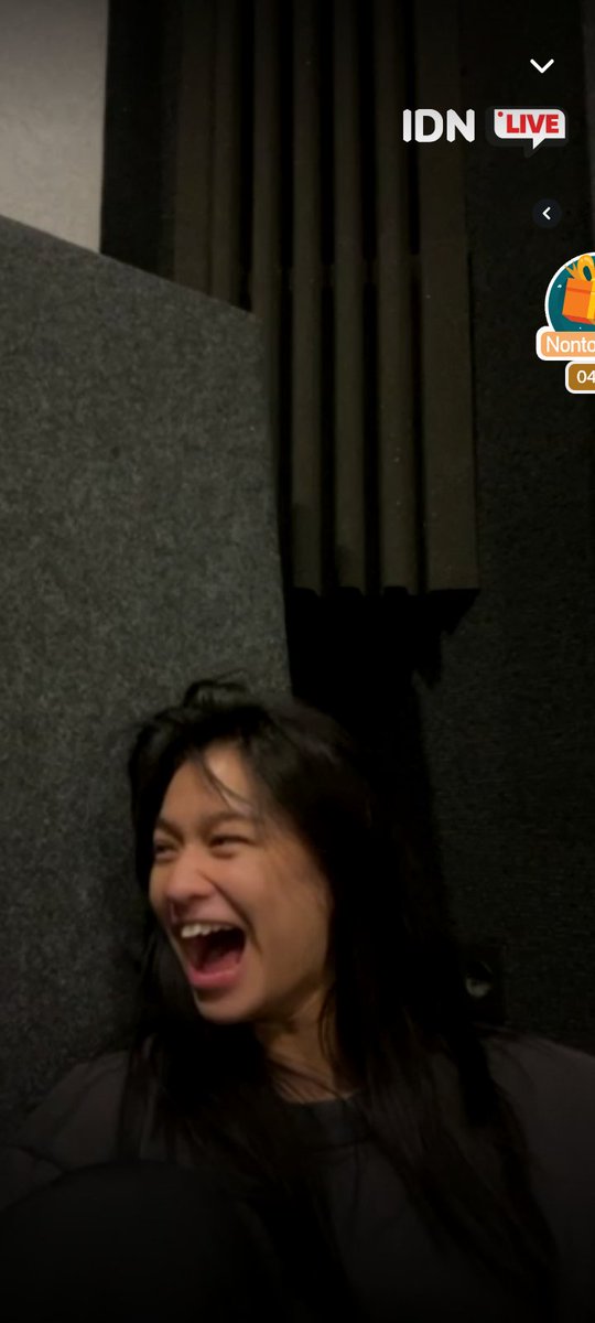 awuraa48's tweet photo. day wan laip tanpaa komenn WAHAHAHAHA😭😭😭 @Nala_JKT48 #NaLive https://t.co/sgHqD9ryHo