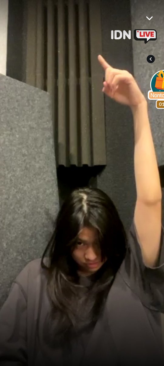 awuraa48's tweet photo. day wan laip tanpaa komenn WAHAHAHAHA😭😭😭 @Nala_JKT48 #NaLive https://t.co/sgHqD9ryHo