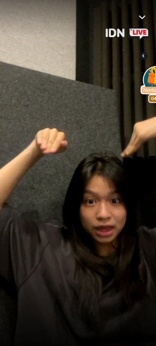 awuraa48's tweet photo. day wan laip tanpaa komenn WAHAHAHAHA😭😭😭 @Nala_JKT48 #NaLive https://t.co/sgHqD9ryHo