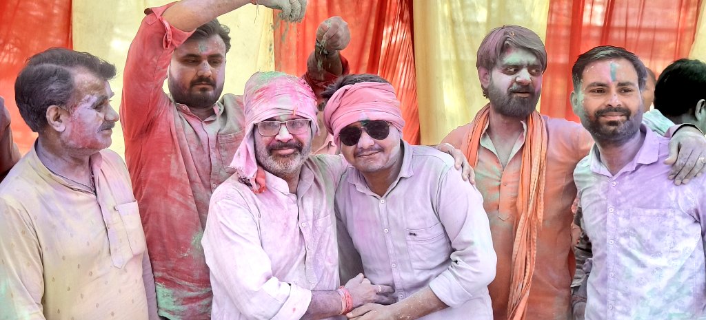 PrinceM46155115's tweet photo. आज लवकुश नगर में रंगपंचमी के पावन अवसर पर हमारे जन जन के चहते लाडले विधायक बड़े भैया @ArvindPateriyaa जी एवं नगर परिषद के अध्यक्ष जितेंद्र खटीक जी द्वारा आयोजित होली मिलन समारोह में सम्मिलित हुआ। जो बड़ी धूमधाम व हर्ष उल्लास के साथ संपन्न हुआ

#ArvindPateriya #Holi2026 https://t.co/jjksQD0Fce