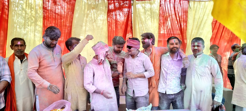 PrinceM46155115's tweet photo. आज लवकुश नगर में रंगपंचमी के पावन अवसर पर हमारे जन जन के चहते लाडले विधायक बड़े भैया @ArvindPateriyaa जी एवं नगर परिषद के अध्यक्ष जितेंद्र खटीक जी द्वारा आयोजित होली मिलन समारोह में सम्मिलित हुआ। जो बड़ी धूमधाम व हर्ष उल्लास के साथ संपन्न हुआ

#ArvindPateriya #Holi2026 https://t.co/jjksQD0Fce