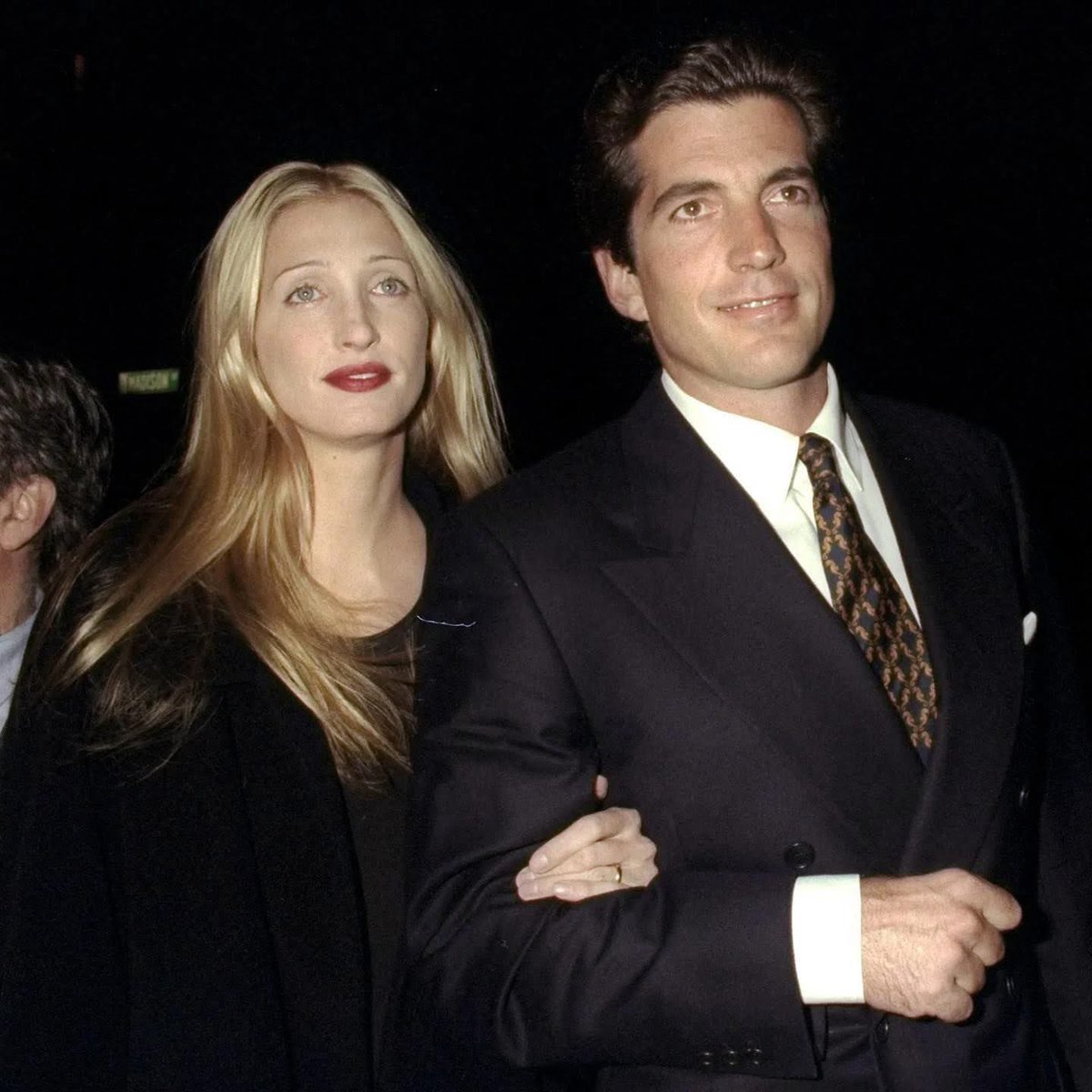#JFKjr. #carolynebessette
#Lovestory 
El hombre más codiciado del mundo en los años 90’s
Llamado el príncipe de Camelot.