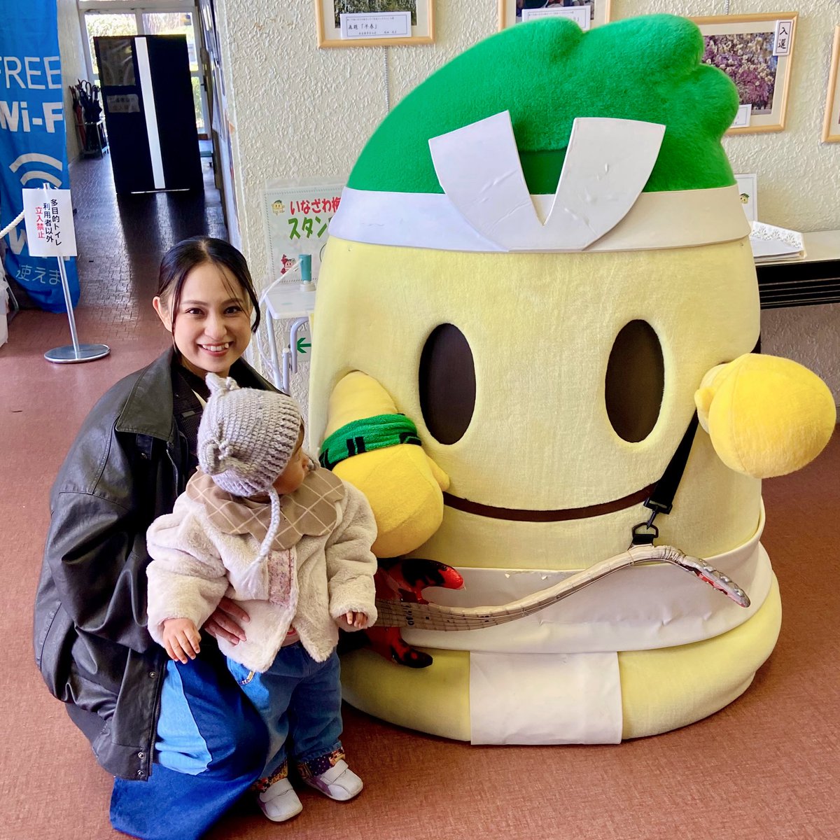Rumi_0512's tweet photo. 今日はいなざわ梅まつりへ✨
お目当てはタボくんバンド！
久しぶりに見られて嬉しかった🙌
長女も手拍子して楽しそうだったよ〜👏

いなッピー・タボくん・はやたくさんと一緒に写真も😍📷

風強いし寒いし娘から目離せないしでてんやわんやだったけどキレイな梅や河津桜の花に癒された一日でした🌸 https://t.co/LxqBUNxwcL