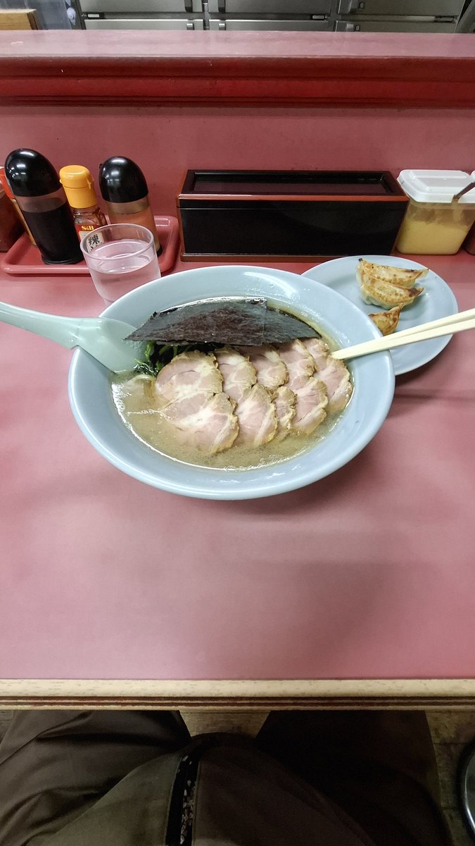 ep1king's tweet photo. #ラーメン山下家  茨城県取手市
正油チャーシューメン•コイメ•オオメ(コッテリ)+焼き餃子(野菜)～🍜🐷🥟
#山岡家１号店  創業当時努めていた店主が独立して作られた #山下家 
クラシック #山岡イズム 創業当時 #山岡家 のクラシカルな味～🐽 https://t.co/DvCTWGg1Wb