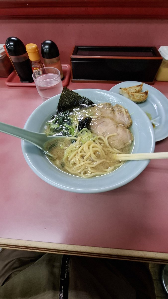 ep1king's tweet photo. #ラーメン山下家  茨城県取手市
正油チャーシューメン•コイメ•オオメ(コッテリ)+焼き餃子(野菜)～🍜🐷🥟
#山岡家１号店  創業当時努めていた店主が独立して作られた #山下家 
クラシック #山岡イズム 創業当時 #山岡家 のクラシカルな味～🐽 https://t.co/DvCTWGg1Wb