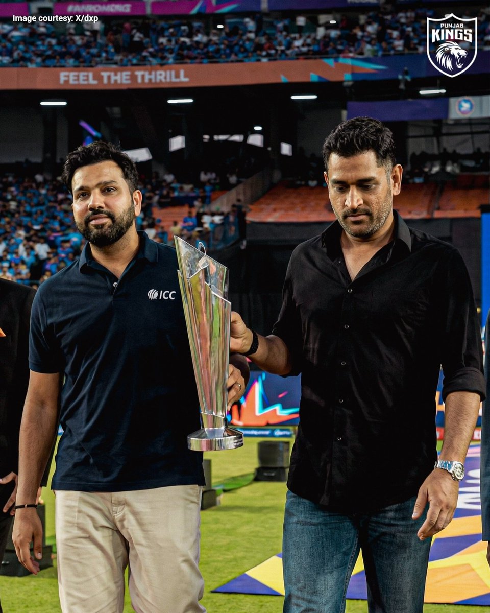 PunjabKingsIPL's tweet photo. The collective 𝐀𝐔𝐑𝐀 of this picture! 🥶

#INDvNZ #RohitSharma #MSDhoni https://t.co/xSOA9qVupe
