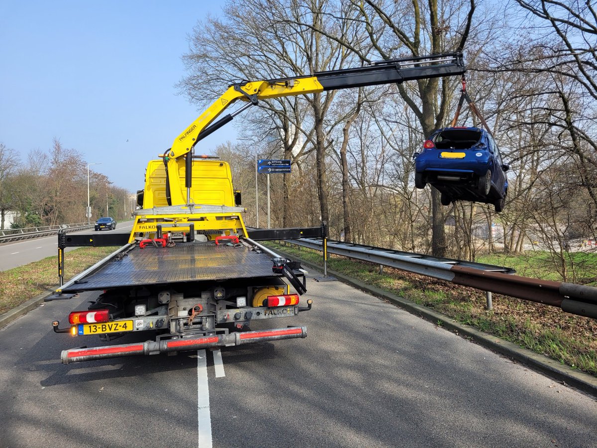 Vanmorgen raakte dit voertuig van weg en dook over de geleiderail, via een paar bomen kwam hij onderaan het talud tot stilstand. Voor de berging werd de weg tijdelijk afgesloten. #Waterlinieweg <a href="/rtvutrecht/">RTV Utrecht</a>