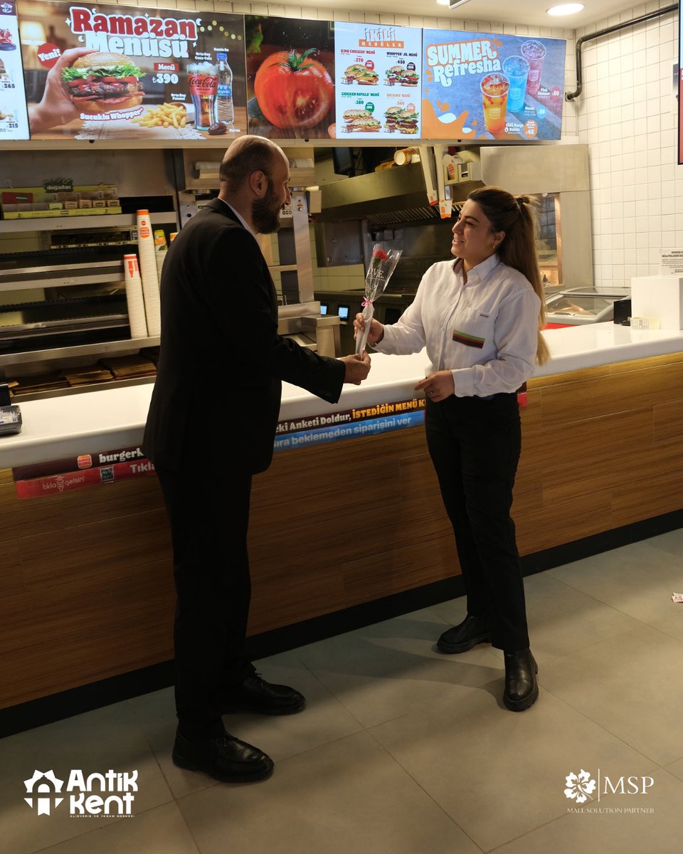 antikkentavm's tweet photo. 8 Mart Dünya Kadınlar Günü dolayısıyla, merkezimizin her köşesinde büyük bir özveriyle çalışan kadın çalışma arkadaşlarımıza gül takdim ederek bu özel günü hep birlikte kutladık. Onların gücü ve zarafeti, Antik Kent’in ruhuna ışık tutmaya devam ediyor. https://t.co/8QbZHCJaKa