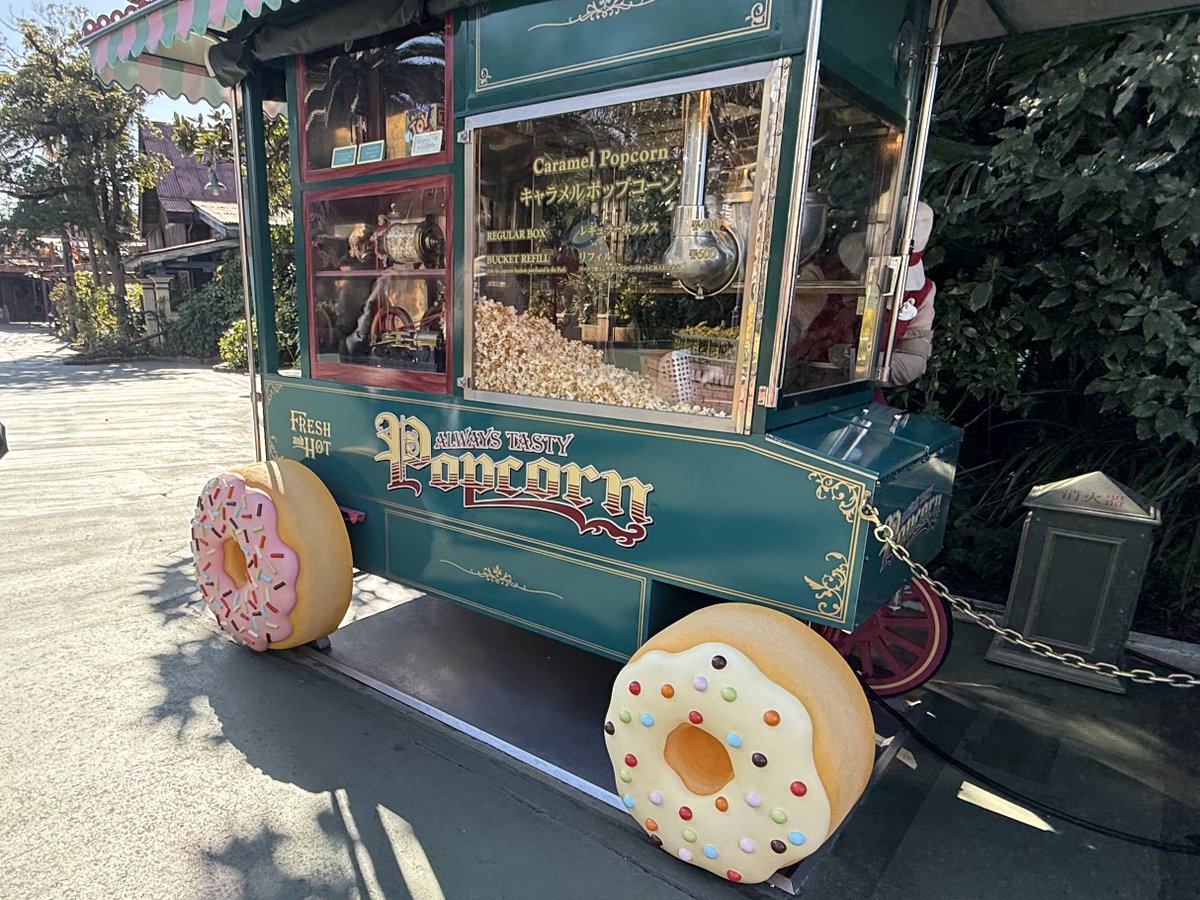 pi__Disney's tweet photo. 朝イチにワゴン見たら車輪がドーナツになってて思わず二度見したけど今日からなのね🍩 https://t.co/MuKCAgJ4Qn