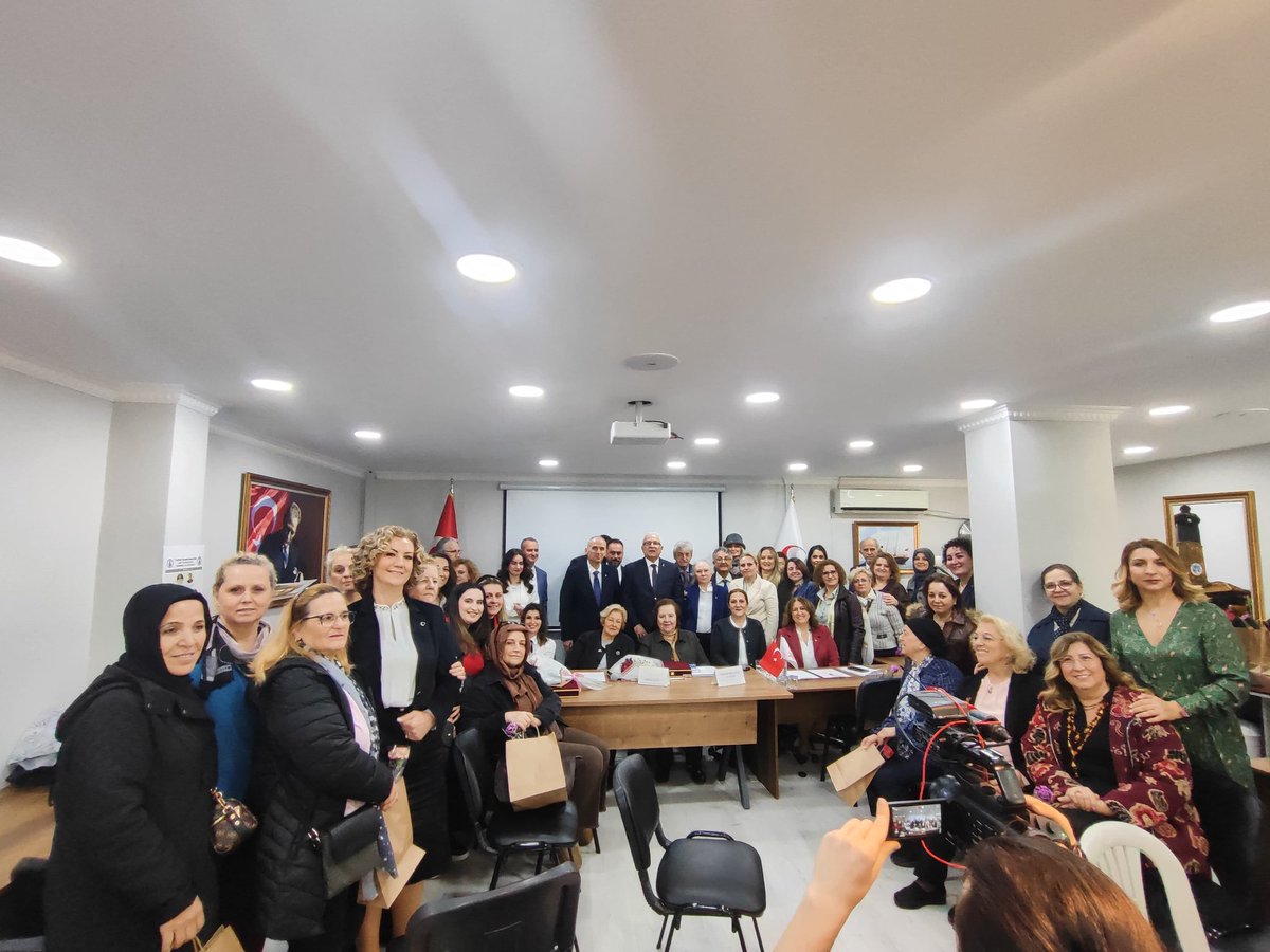 O_PEHLIVANOGLU's tweet photo. İstanbul'da "8 Mart Kadınlar Günü" nedeniyle Rumeli Balkan Dernekleri Federasyonu"nda yapılan panelde Zafer Partisi'ni temsil ettik. 
Panelin moderatörlüğünü Genel İdare Kurulu Üyemiz Hanna Akyüz yaptı.
Prof.Dr Necla Arat, Dr.Burcu Belli, Av.Aydeniz Alisbah Tuskan konuşmacı idi.
Panelde Genel İdare Kurulu Üyemiz Ferruh Özkan, İstanbul İl Yönetim Kurulu Üyemiz Melek Tabak, Zeytinburnu İlçe Başkanımız Meryem Sürer Ertürk, Bayrampaşa İlçe Başkanımız Olcay Üçüncü ve Zafer Kadınları katıldı.
Büyük ilgi gördük...
Genel Başkanımız Ümit Özdağ'ın selamlarını ilettik.
Federasyon Başkanımız Saim Bıçak ve yönetimine ayrıca Rumeli -Balkan Kadınlarına gösterdikleri misafirperverlikten dolayı çok teşekkür ederiz...
#KadınlarGünüKutluOlsun
#ZaferKadınlarıGeliyor
@umitozdag 
@zaferpartisi 
@KucuksaracSuzan 
@EleskovicHanna 
@FerruhOzkan57
@MelekTABAK
@RubafedGnc 
#SaimBıçak
@UcuncuOlcay 
@meryemmsurer