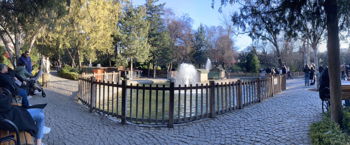 Villa Borghese yanında bir avuntu gibi gelebilir Kuğulu Parkımız ama yine de tercih edilesi bana göre
Çünkü Tunalı’nın dibinde ve yol üstünde olduğu için erişimi kolay, etrafı yeme içme mekânlarıyla dolu, şimdi ucuz kahvemizde var belediyeden.. e daha ne olsun 🙏🏻🫶🏻