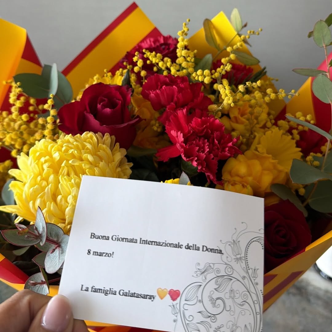 bpthaber's tweet photo. Galatasaray, 8 Mart Dünya Kadınlar Günü dolayısıyla futbolcu eşlerine çiçek gönderdi.

İlkay Gündoğan’ın eşi Sara: "Daha önce bunu yapan bir kulüp hiç görmedim." https://t.co/CC8sZdpgve