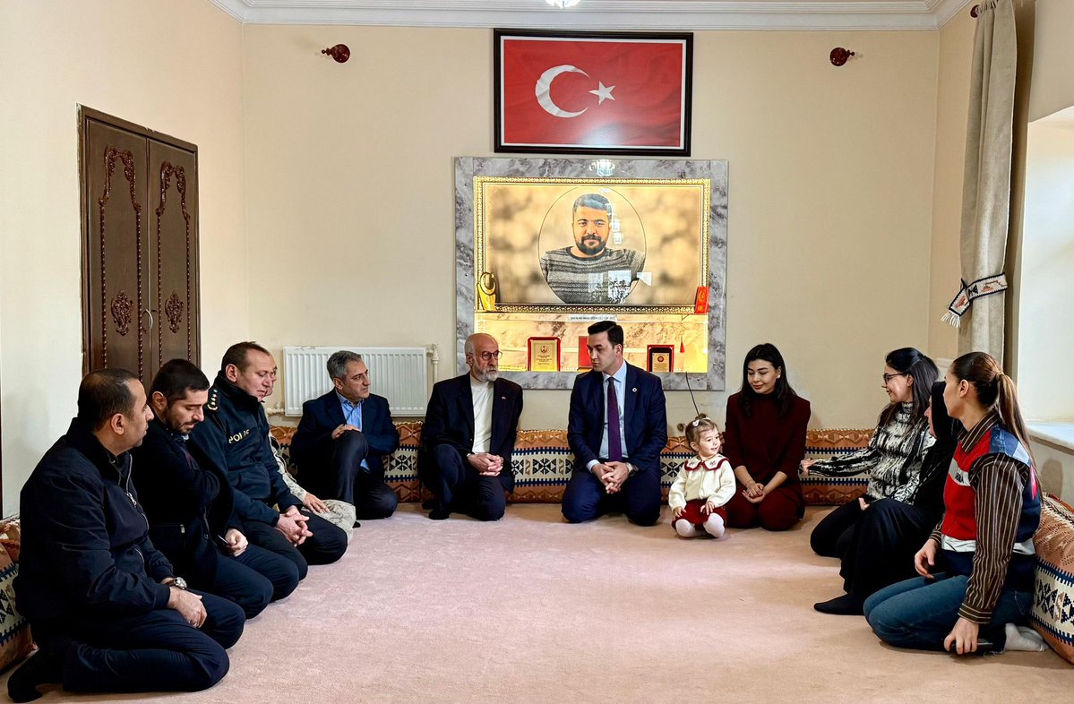 Kaymakamımız Sayın Mehmet Kaya ve eşleri İhsaniye Kaya Hanım, ilçe protokolü ile birlikte Şehidimiz İnşaat Mühendisi Mazlum Gözenoğlu’nun ailesini ziyaret etti.

8 Mart Dünya Kadınlar Günü dolayısıyla gerçekleştirilen ziyarette aile fertleriyle bir araya gelinerek sıcak ve samimi