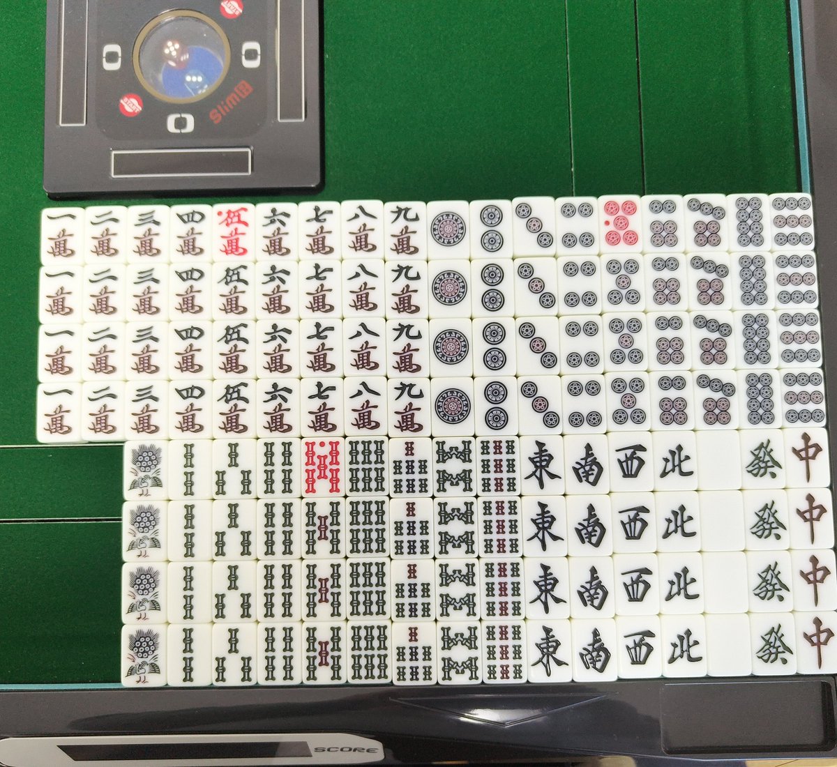 vareact's tweet photo. 今まで大変世話になった雀卓…新天地に行っても楽しんでもらえるようにきっちり清掃＆洗牌。 https://t.co/nwU3KaUx6c
