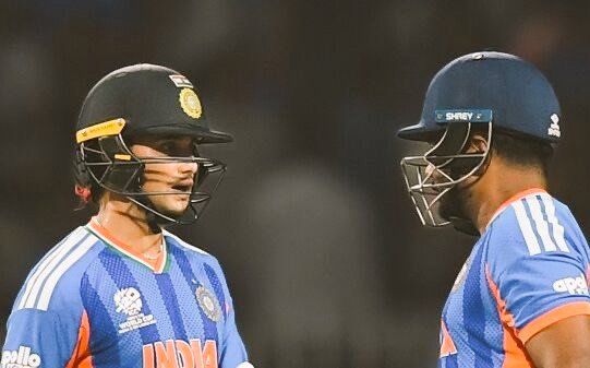 आज साहब नहीं आए हैं उन सबके लीडर आए हैं।

ग्रहमंत्री अमित शाह जी पूरे परिवार के साथ नरेंद्र मोदी स्टेडियम पहुंच गए हैं।

साहब पनौती के डर से नहीं आएं हैं लेकिन अहमदाबाद में ही बैठे हैं जैसे ही India ट्रॉफी जीतती है।

तुरंत ट्रॉफी देने साहब ही आयेंगे, तब तक Sanju Samson और बिहारी