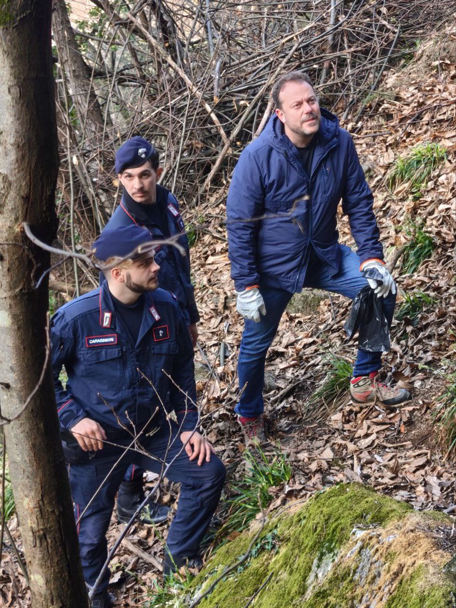 eugenio_zoffili's tweet photo. #STOPDROGA 🟥 COLICO (LC), ZOFFILI (Lega) DI NUOVO NEI BOSCHI DELLA DROGA: “TORNERÒ FINCHÈ NON SARÀ ARRESTATO L’ULTIMO SPACCIATORE. ANCORA SASSI CONTRO VOLONTARI E AGENTI”.

📸 Foto: https://t.co/3qCVwAbTgL

Roma, 8 mar. - “Ieri, insieme a un gruppo di volontari, ho partecipato a un intervento di pulizia ambientale nelle aree boschive tra Colico e Dorio, in provincia di Lecco, dove ero già stato lo scorso ottobre, quando eravamo stati presi a sassate da spacciatori extracomunitari che occupano questi bellissimi luoghi costruendo bivacchi utilizzati per lo spaccio di droga e riempiendo i boschi di rifiuti.
Durante l’intervento abbiamo smantellato alcuni di questi accampamenti, perlustrando l’area insieme agli agenti della Polizia locale, alla Polizia di Stato e ai militari dell’Arma dei Carabinieri, che ringrazio per la grande professionalità e per le numerose operazioni di contrasto ‘ad alto impatto’ messe in campo su mia richiesta al Prefetto, anche attraverso un’interrogazione parlamentare al Ministro dell’Interno.
Con i volontari abbiamo raccolto e rimosso grandi quantità di rifiuti lasciati dagli spacciatori, riempiendo i cassoni dei camion con materassi, coperte e decine di sacchi di immondizia. Abbiamo inoltre rinvenuto una bicicletta elettrica sicuramente rubata, un coltello, del denaro e materiale utilizzato per il confezionamento delle dosi di stupefacente.
Durante la fuga di tre spacciatori non è mancata l’ennesima sassaiola contro volontari e agenti.
Ho la testa dura: tornerò ancora a Colico, Dorio e in provincia di Sondrio al fianco di questi straordinari volontari, che ringrazio di cuore per la lodevole iniziativa, finché non sarà arrestato l’ultimo spacciatore e i nostri boschi non saranno restituiti ai cittadini, liberi da questi venditori di morte”.

Così il deputato Eugenio Zoffili, Capogruppo della Lega Salvini Premier in Commissione difesa alla Camera.

__________

Ufficio stampa Lega Camera
